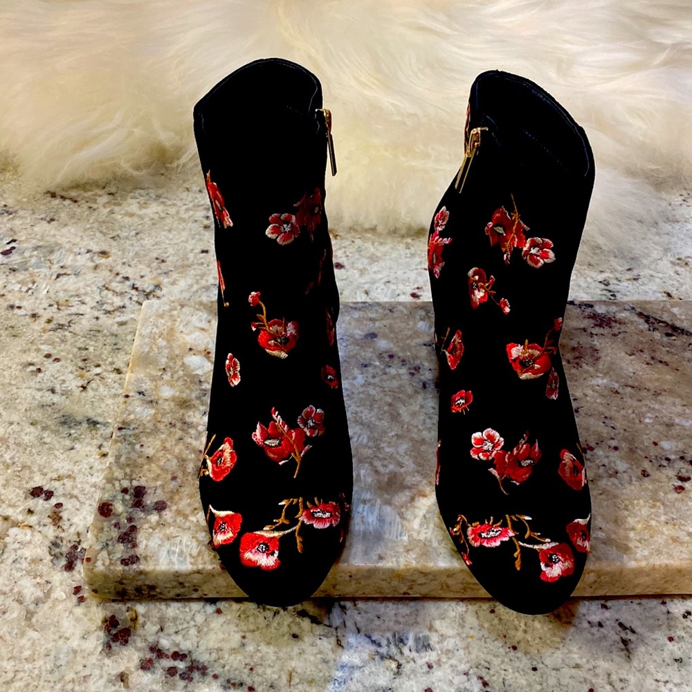Karl Lagerfeld Paris, Black Suede Leather Short Boot Embroidered Flowers Sz: 8.5